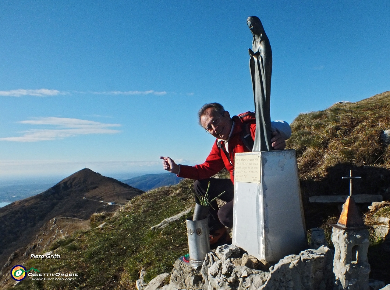 84 alla Madonnina del Monte Rai con  Cornizzolo....JPG